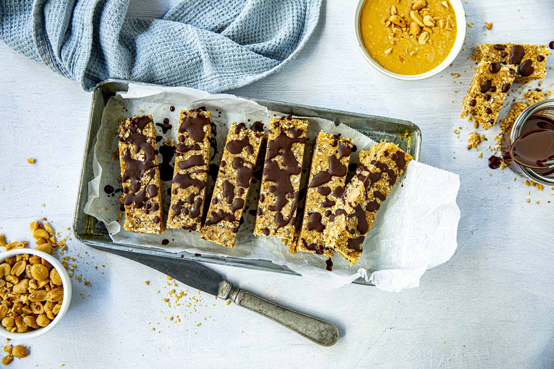 Hjemmelaget proteinbar med chia og peanøttsmør