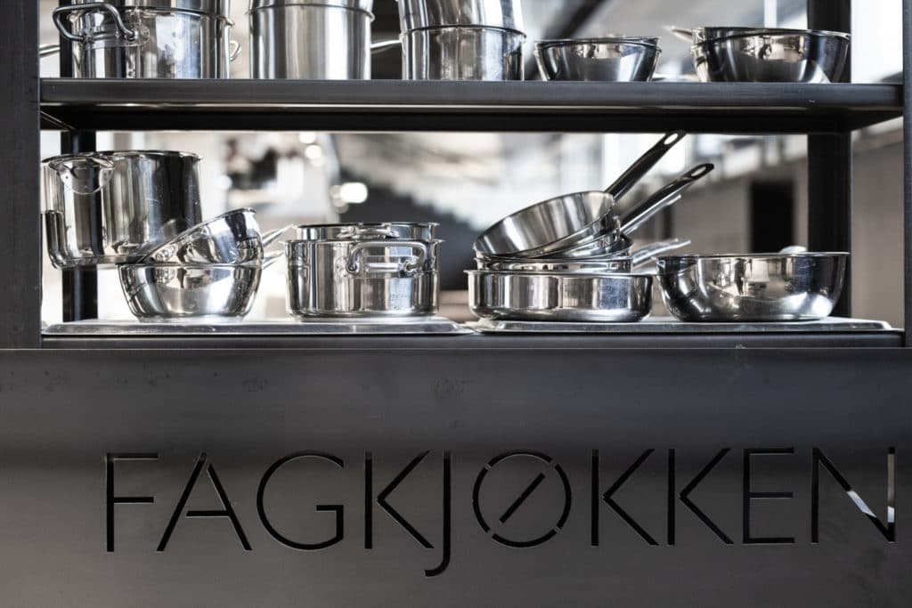 fagkjøkken med kasseroller og urter