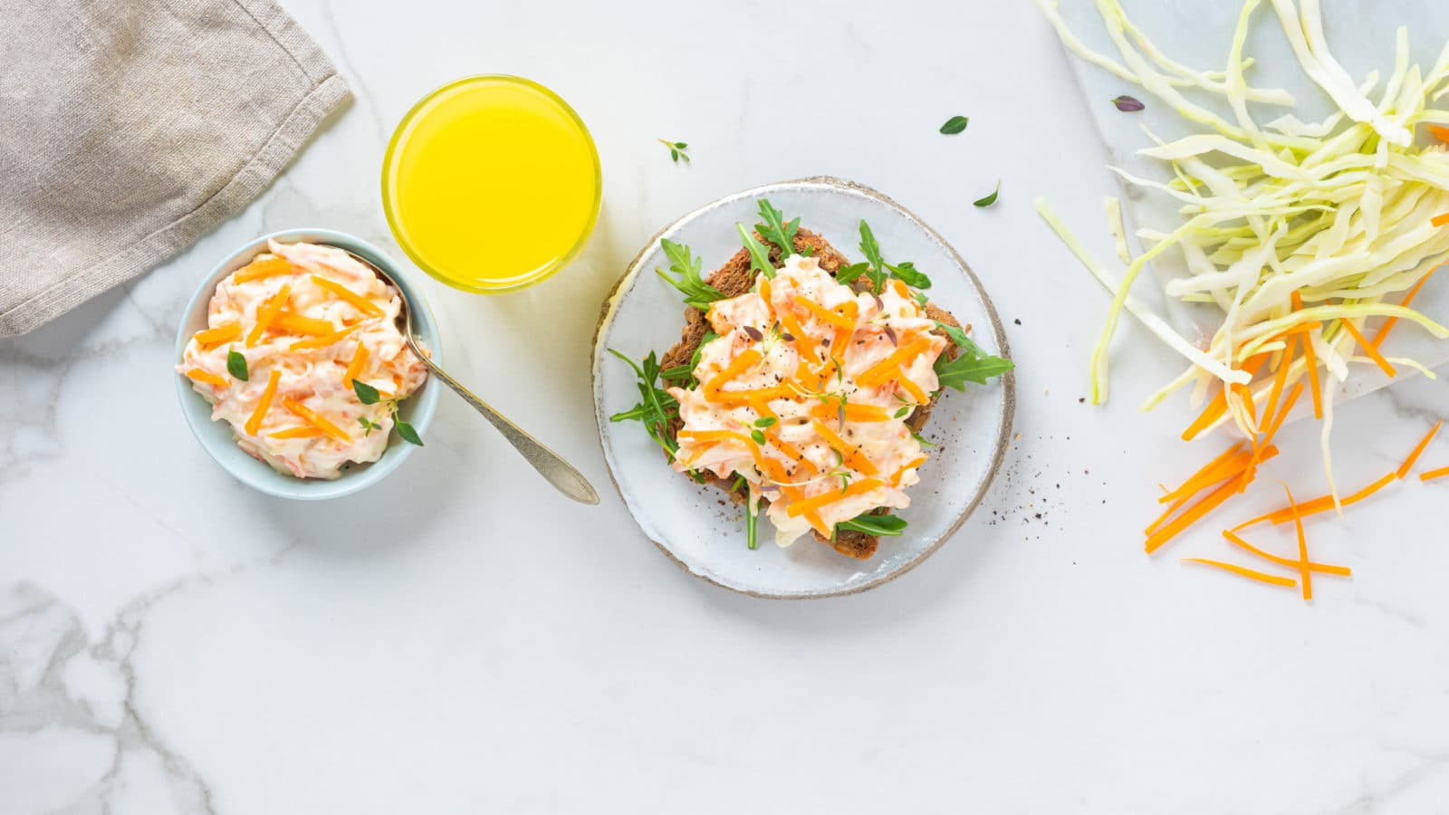 Italiensk salat på brødskive. Foto.