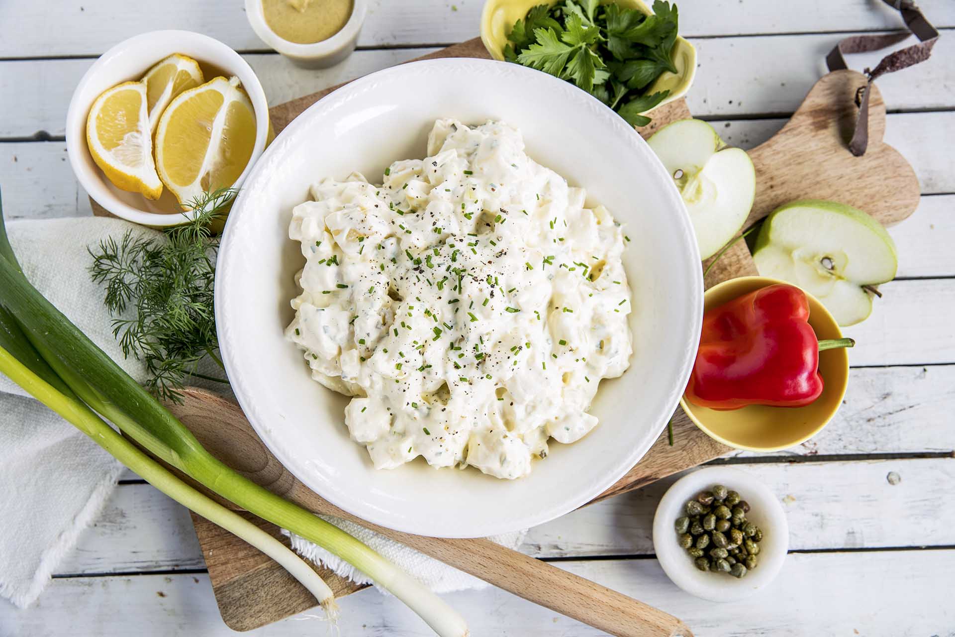 Ferdig potetsalat med ekstra ingredienser rundt bollen