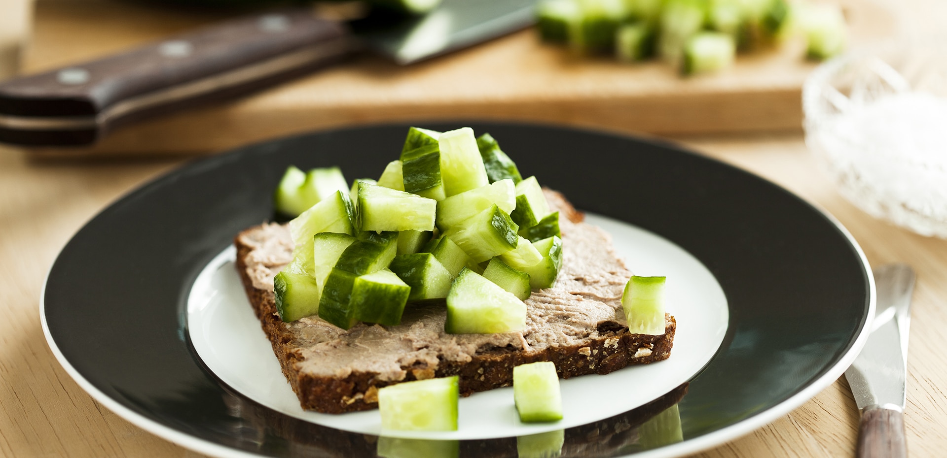 Rugbrød med leverpostei og agurk