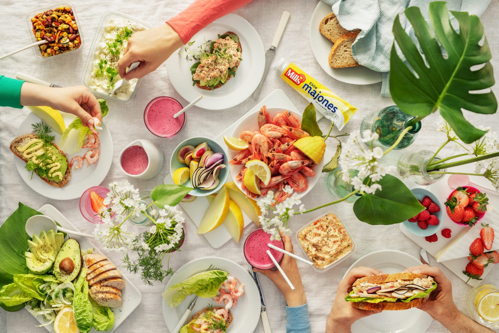 Frokostbord med sommerprodukter