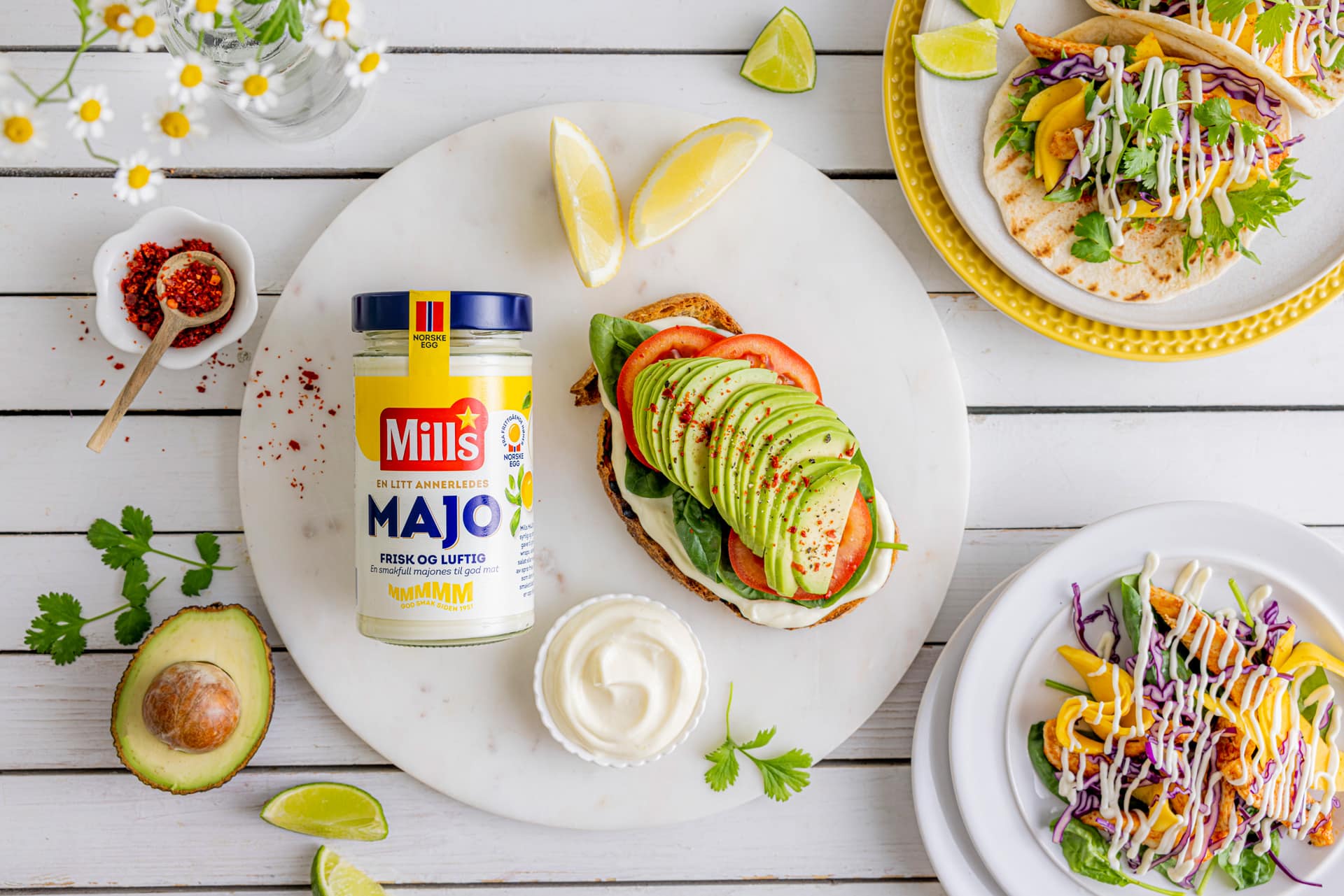 Avokadotoast med Mills MAJO og tomat og spinat