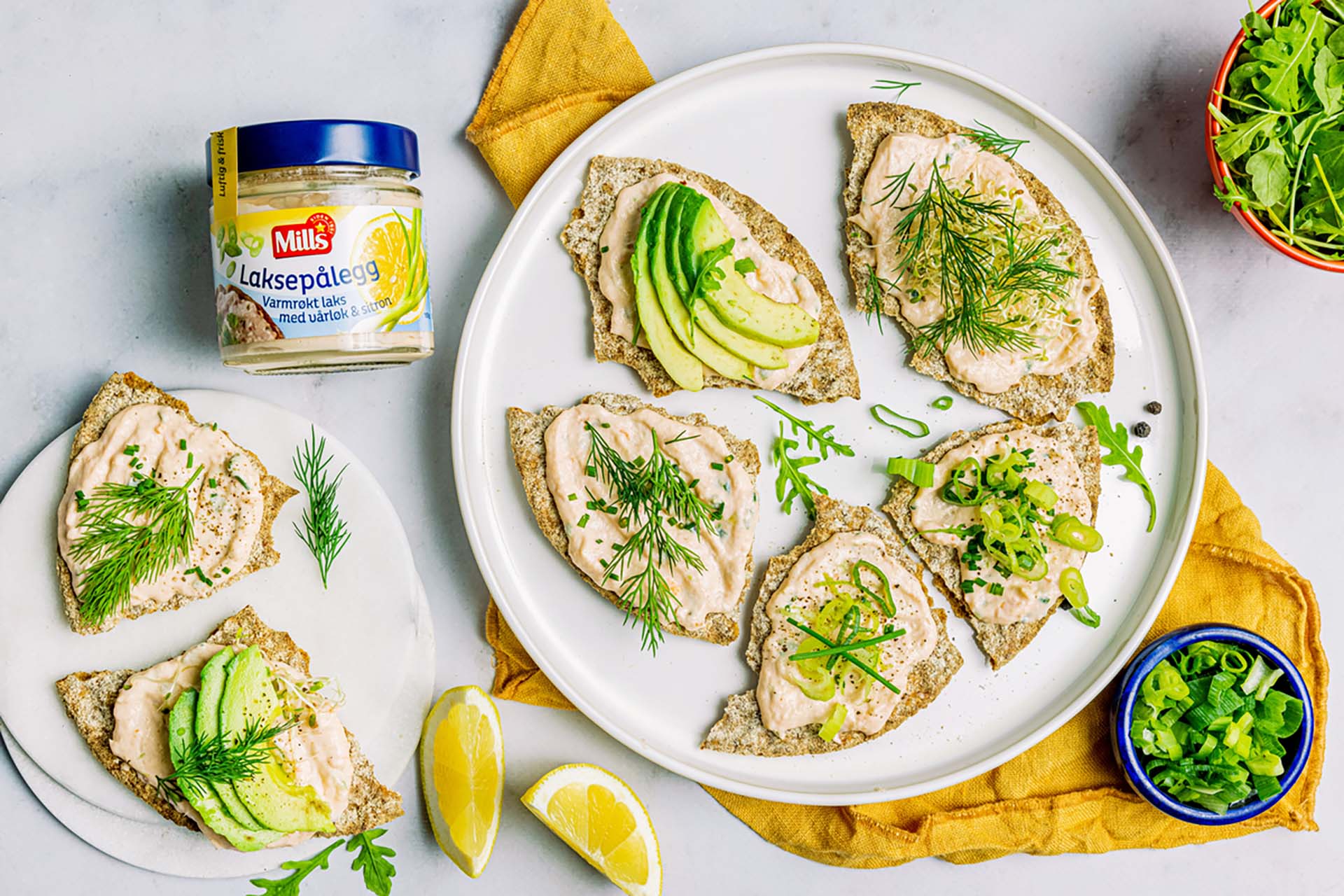 Knekkebrød med laksepålegg og avokado