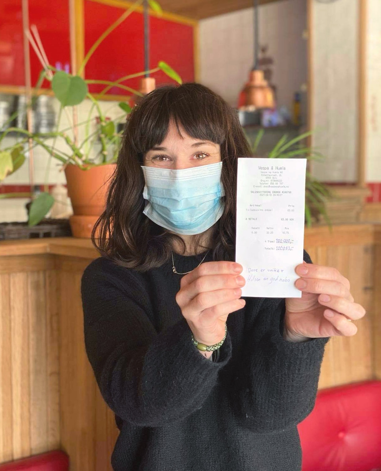 Maria Waage fra Vespa & Humla holder opp kvittering