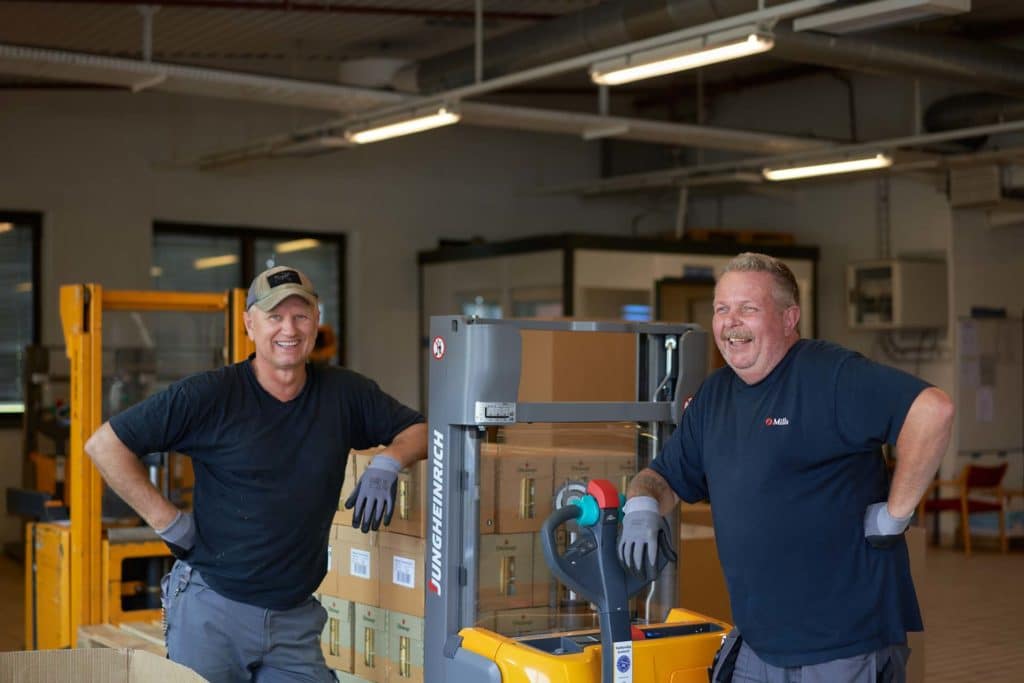 Ansatte på lager i Mills ved gaffeltruck