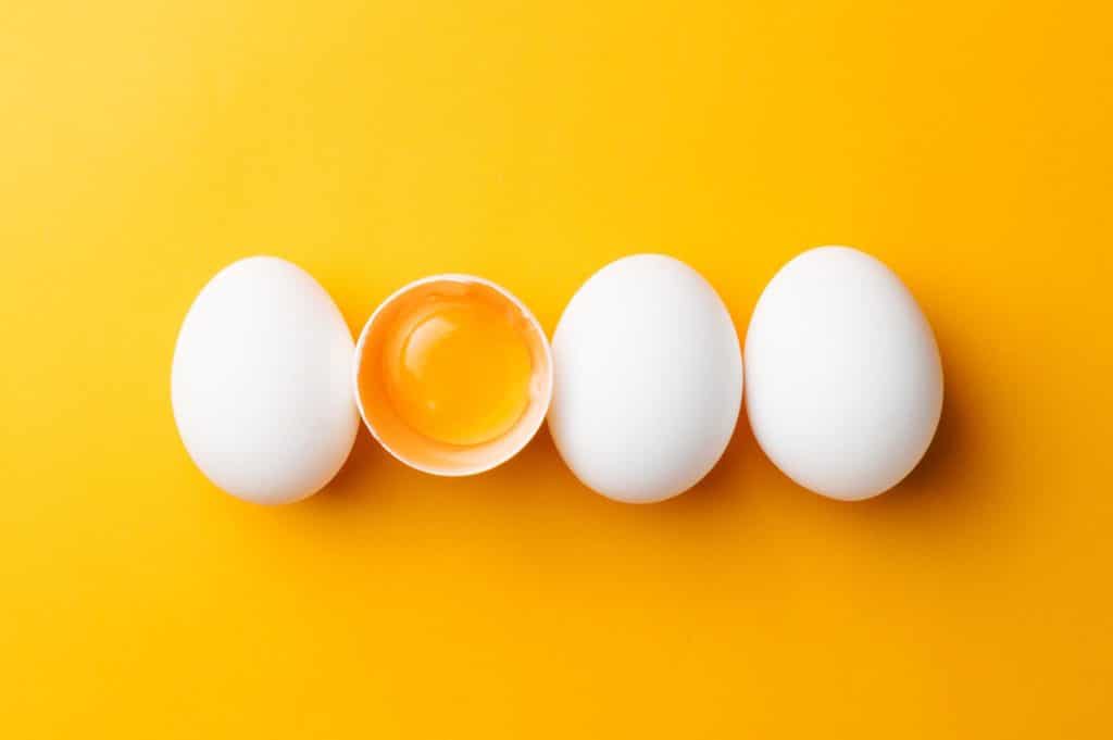 egg på gul bakgrunn