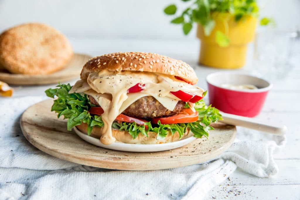 Storfeburger med worcesterdressing