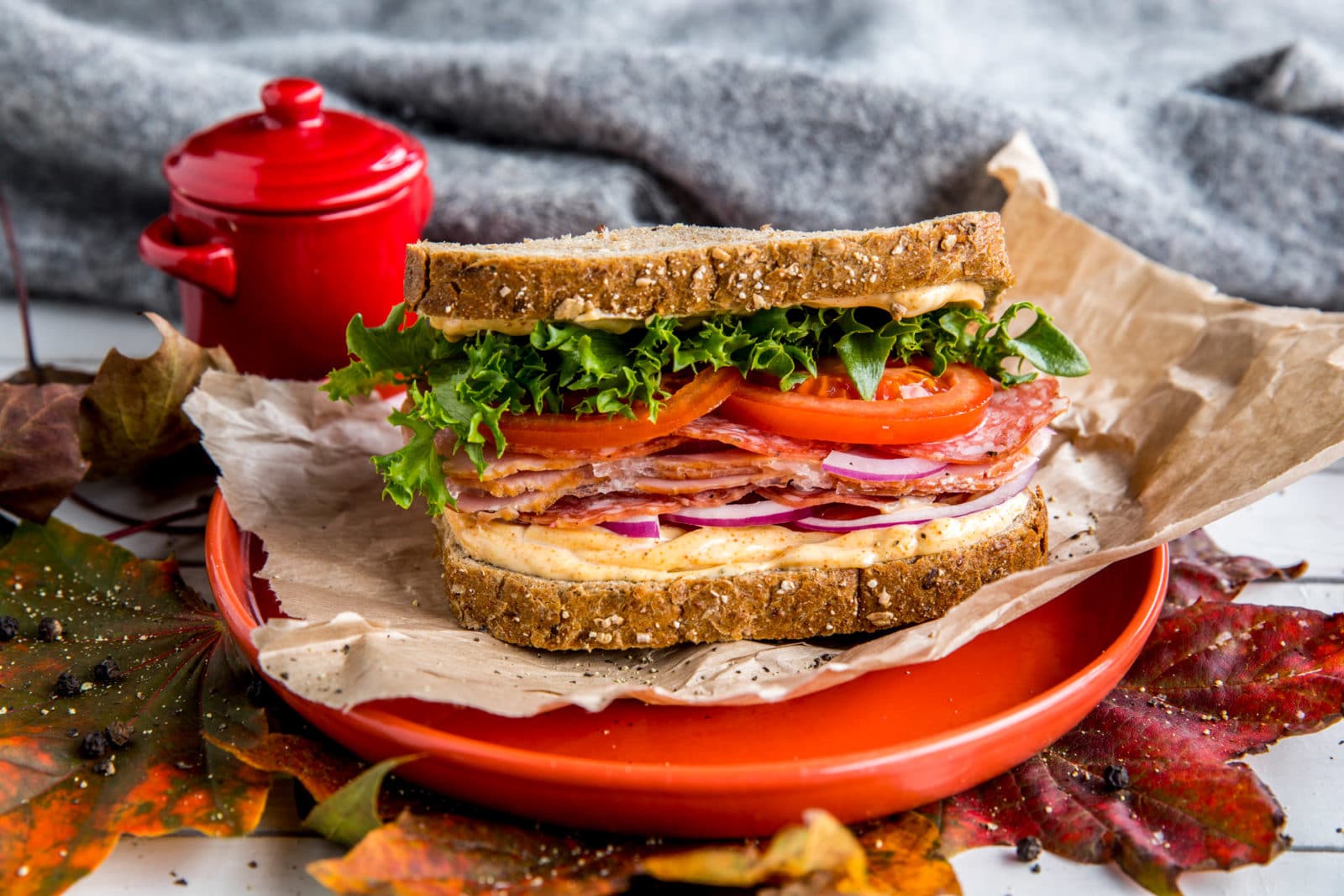 Tursandwich med paprikamajones, salami og salat. Foto.