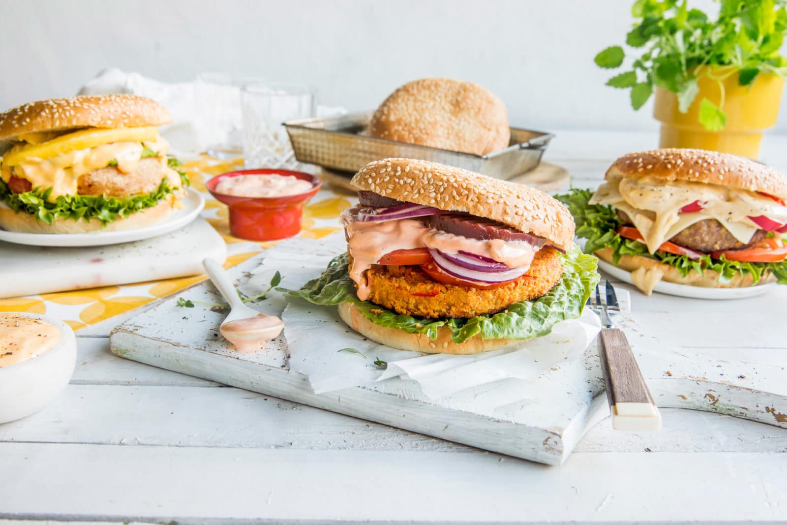 3 hamburgere med smakfulle hamburgerdressinger