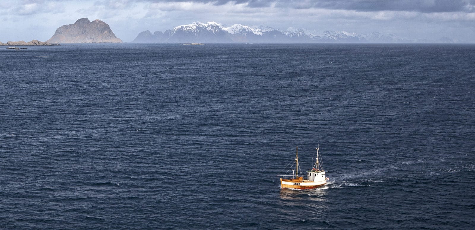 Fiskebåt ute på åpent vann