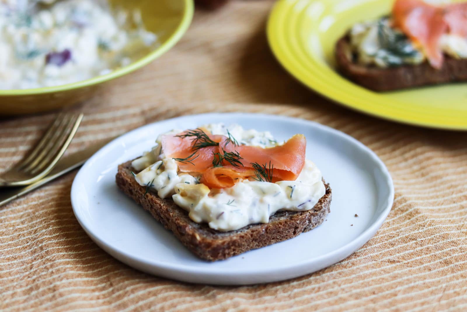 Eggesalat med dill og rødløk