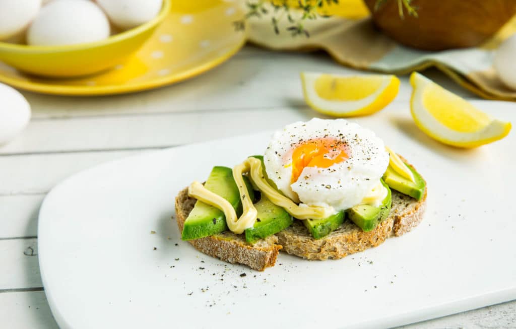 Posjert egg med majones og avokado