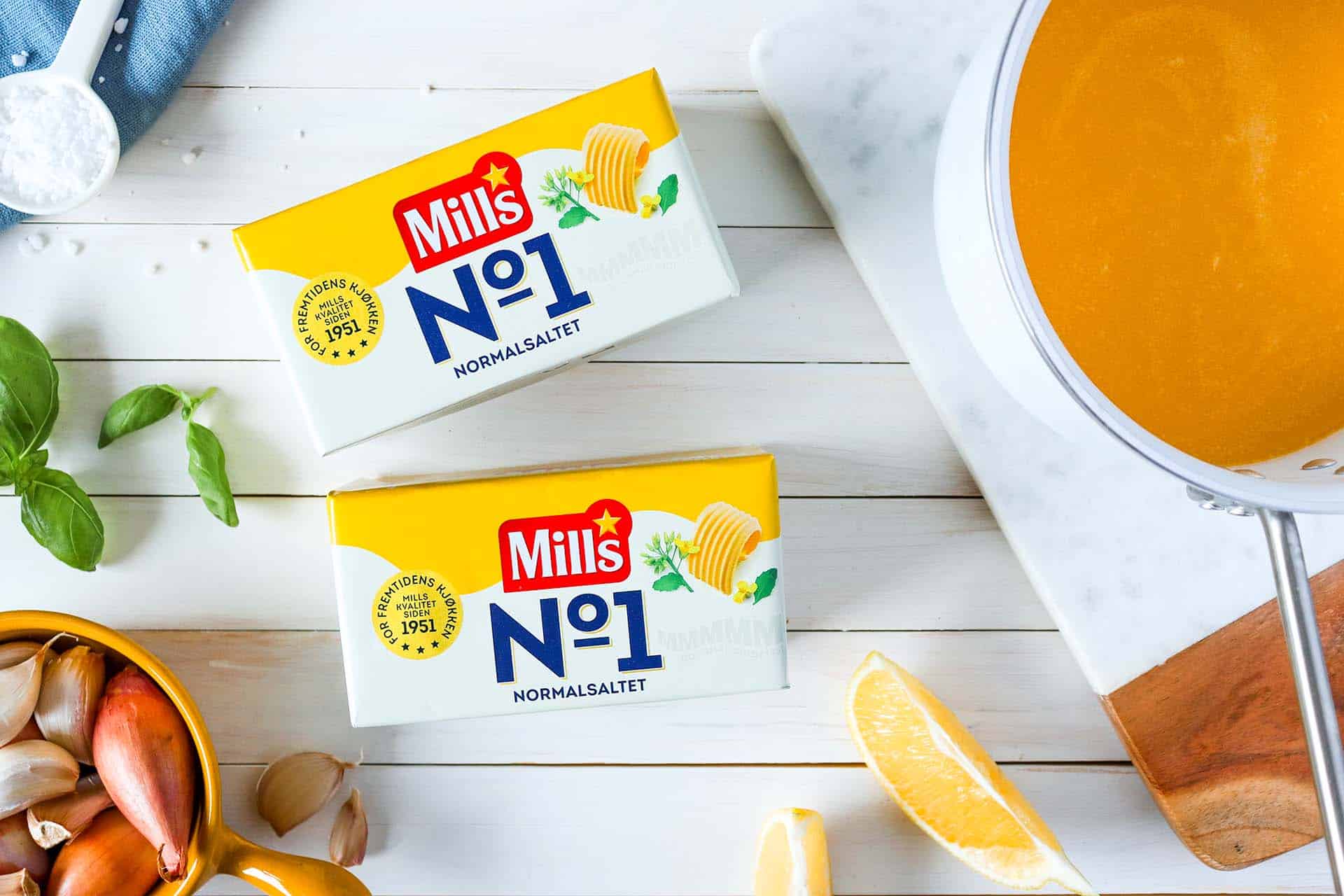Mills no1 omgitt av ingredienser til middag: urter, sitron, løk, salt