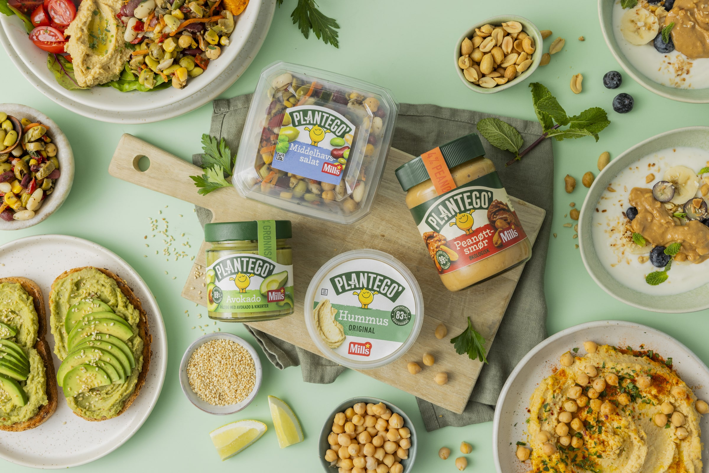 Plantego hummus, peanøttsmør, avokadopålegg og middelhavssalat