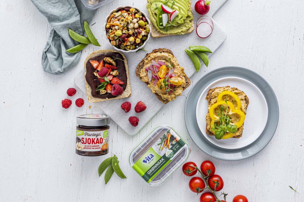 Brødskiver med ulike plantebaserte pålegg: Plantego' Sjokao, Plantego' Hummus og grønnsakspostei fra Vita hjertego'