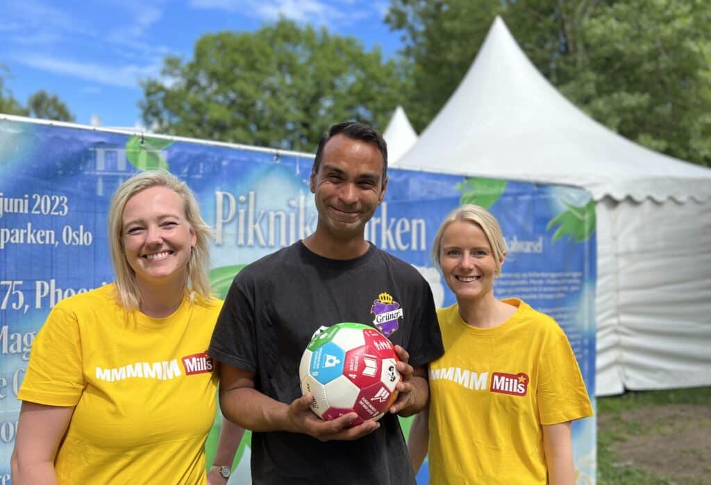 To ansatte fra Mills sammen med en fra Grüner fotball