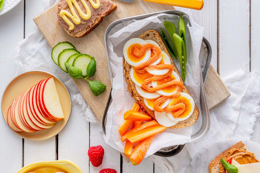 Matboks fylt med skiver med egg og kaviar