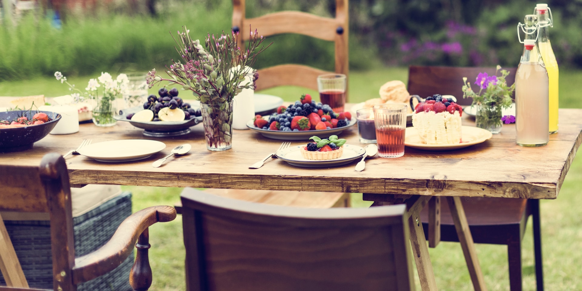 Sommeravslutning med kaker på bord. Foto.