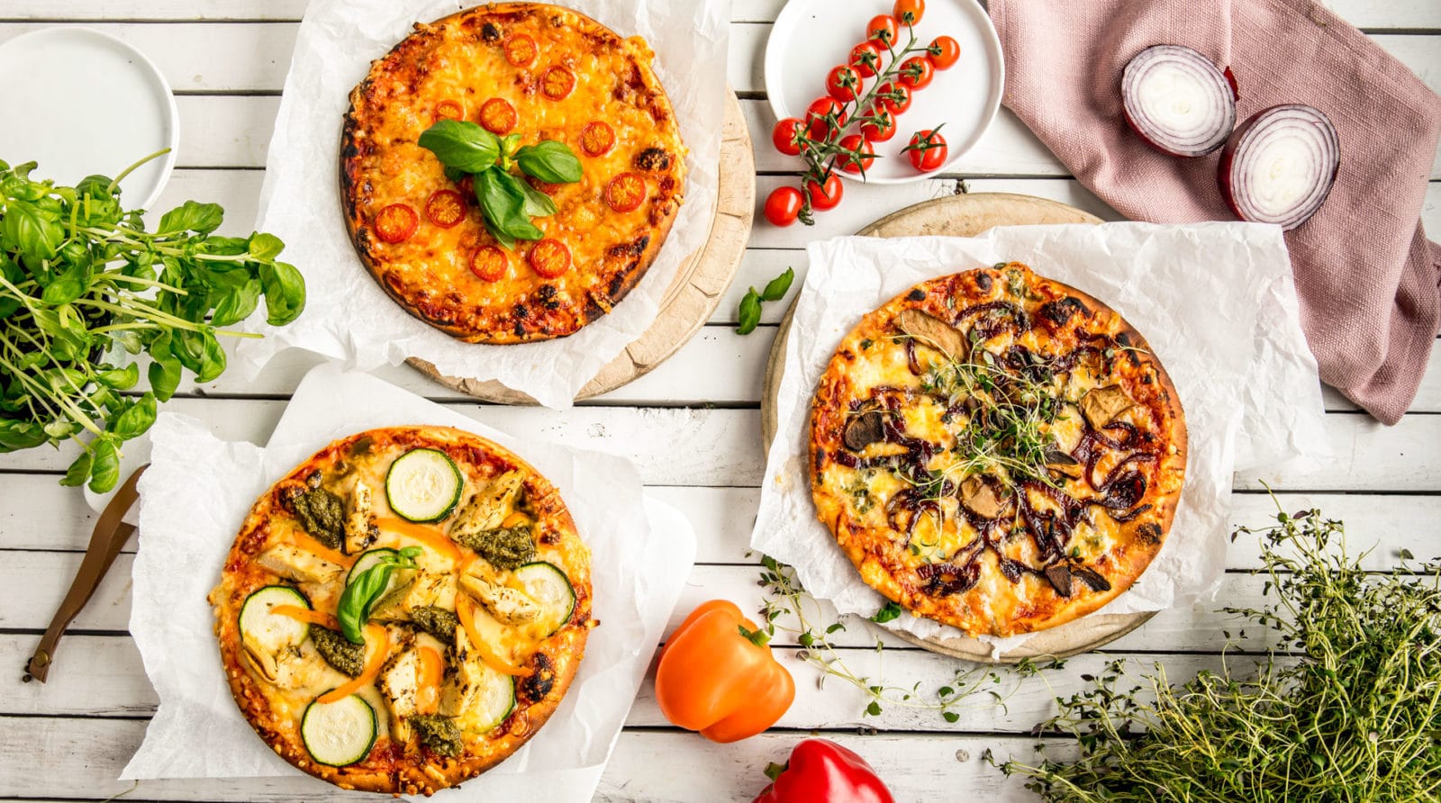 Vegetarpizza tre ulike smaker.