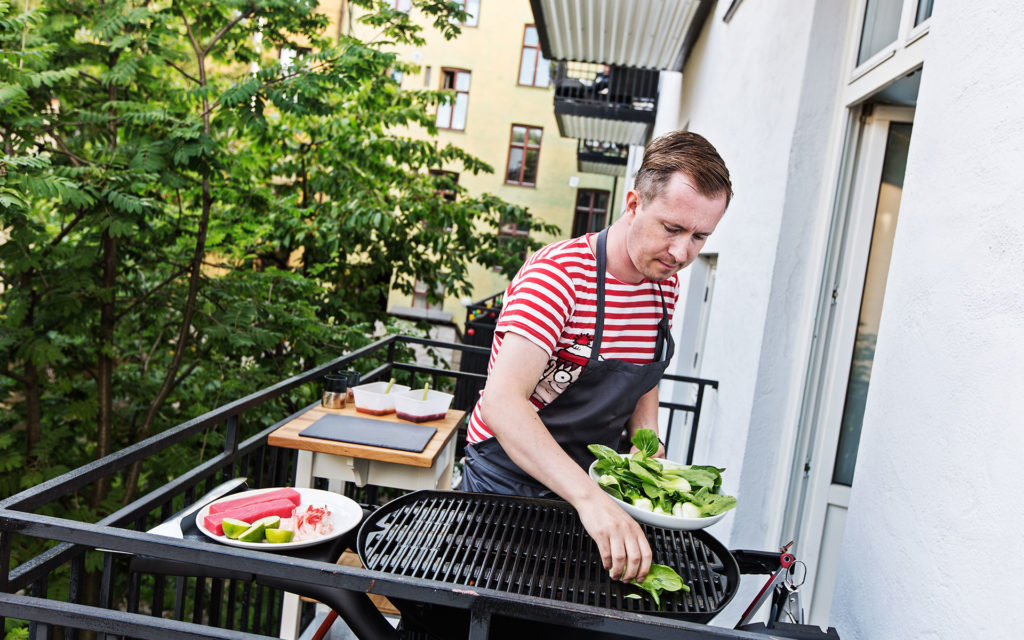 Matblogger og kokk Jan Ivar Nykvist som griller. Foto.