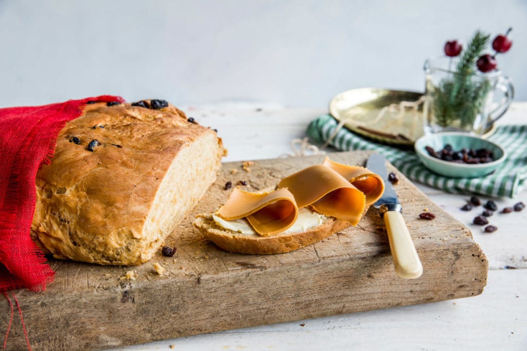 Vørterbrød med margarin og brunost. Foto.