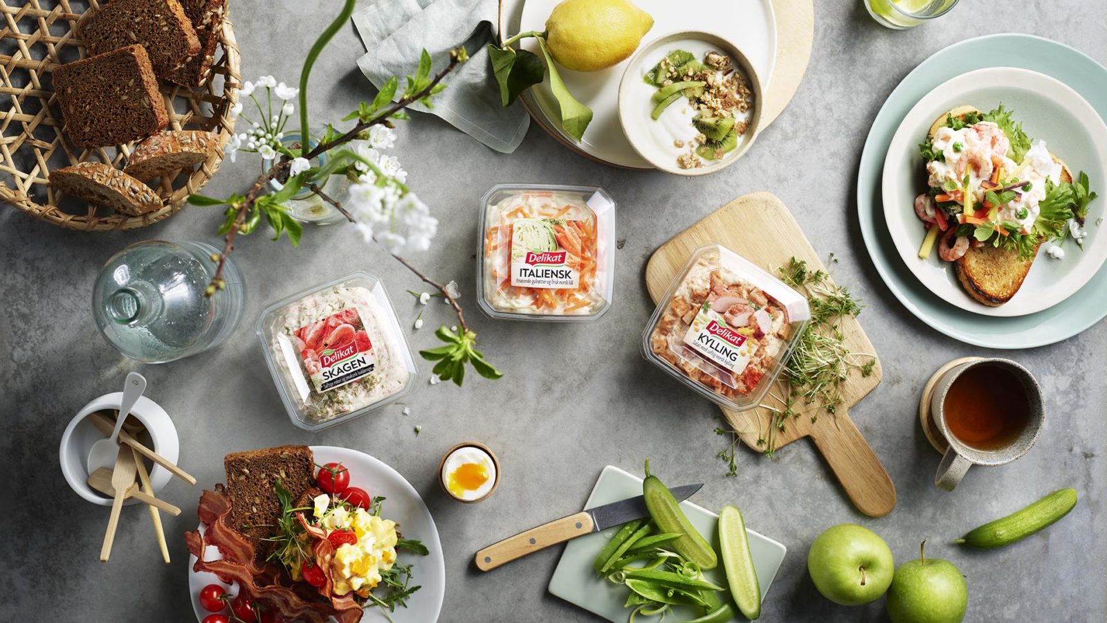 Frokostbord med skagensalat, italiensk salat og kyllingsalat