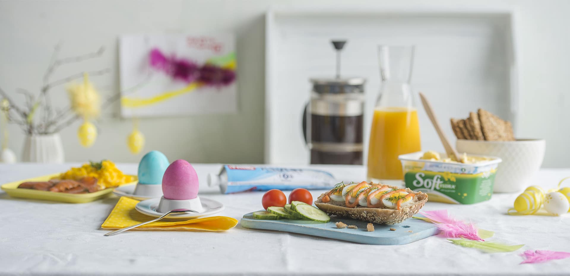 Frokostbord med egg, kaviar og kaffe